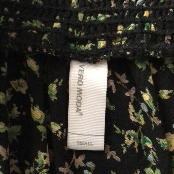 Vero Moda Floral Skirt w Elastic Waist and Buttons - Picture 3 of 4